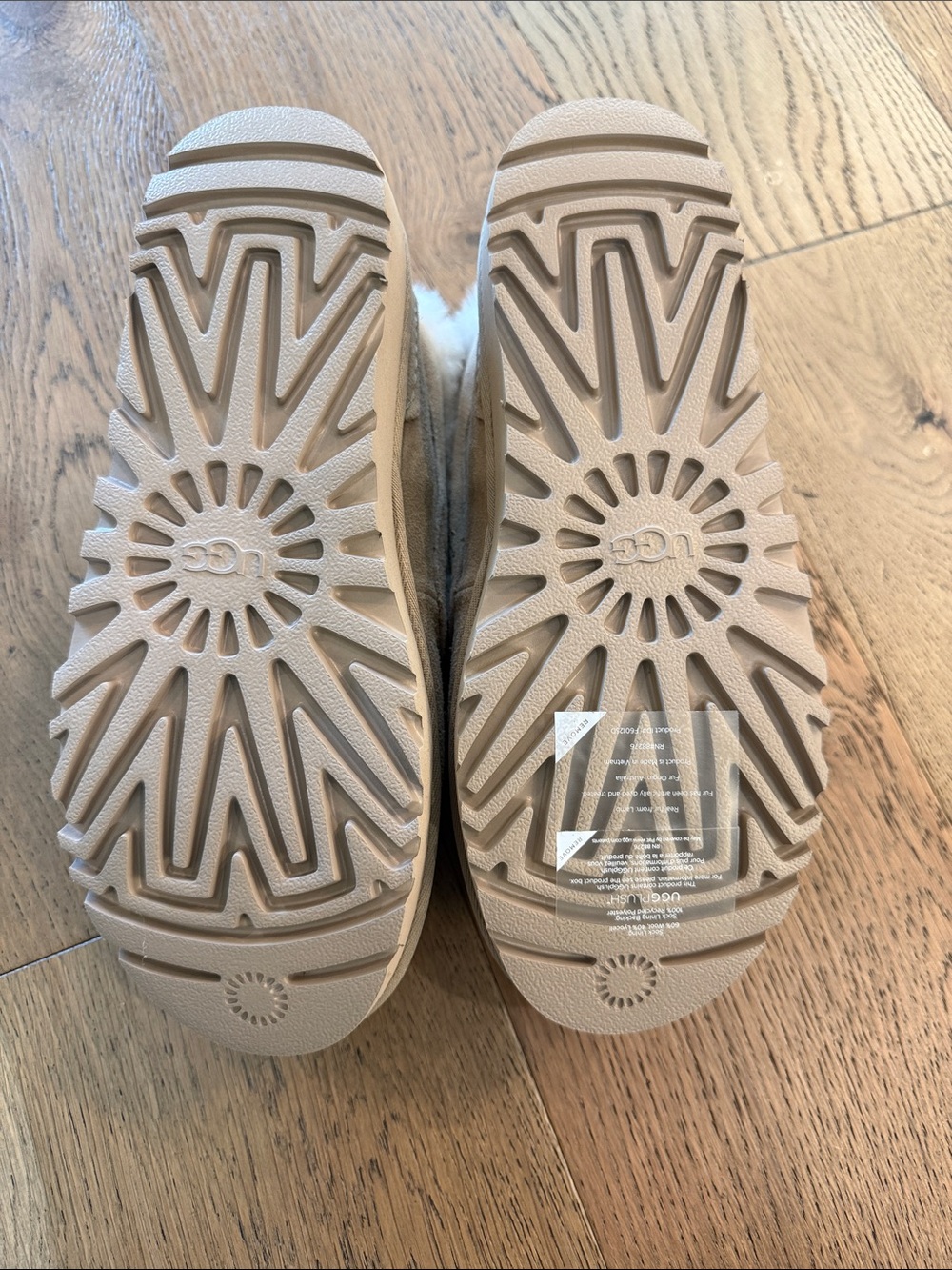 UGG Women's platform UGGs in light Chestnut - Picture 6 of 6